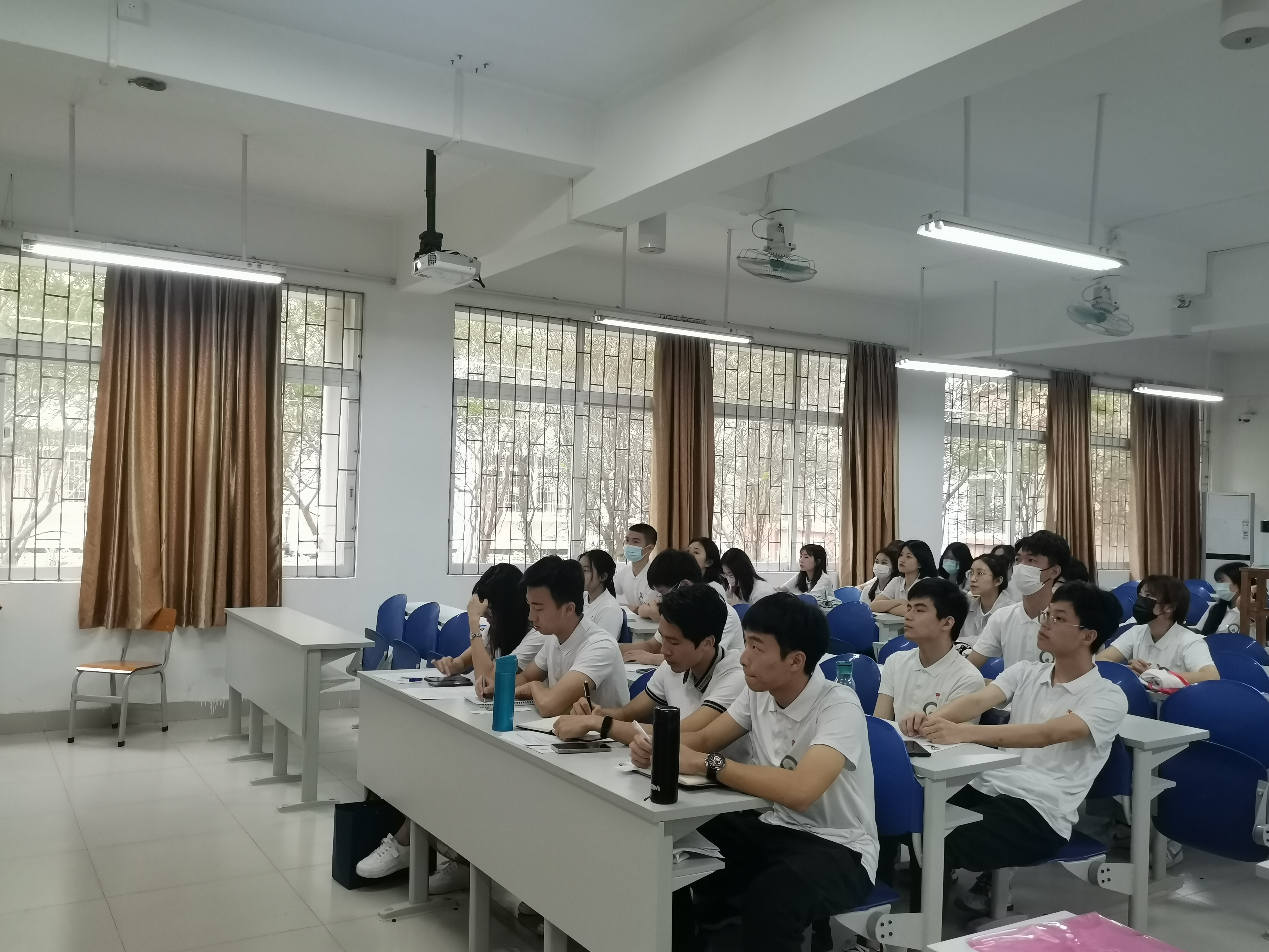 青马党支部召开五月组织生活会