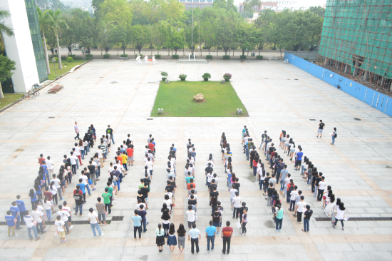 【传递正能量• 争当华软好网民】“五四青年节”升旗仪式暨新团员入团宣誓仪式