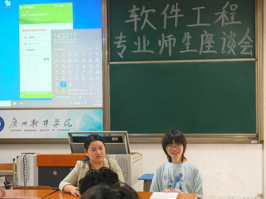 老师在耐心倾听学生提问.png