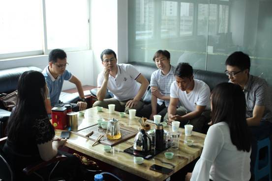 1558604235875012393.jpg 企业负责人与老师们交谈(2).jpg