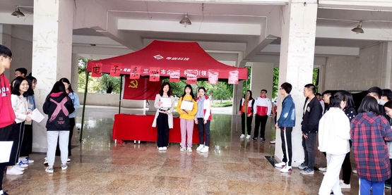 图8：获得二等奖队伍上台领奖.jpg