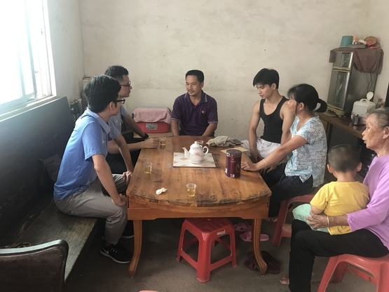 李应东书记慰问走访家庭.jpg