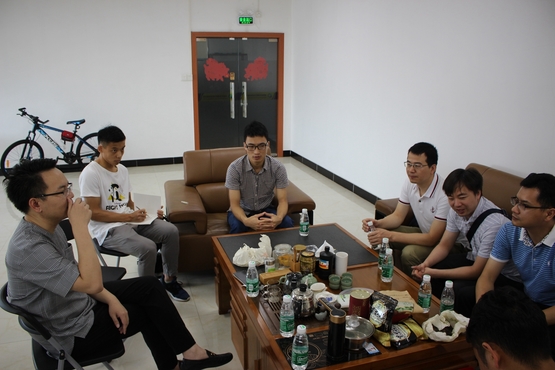 企业负责人与老师们交谈.jpg