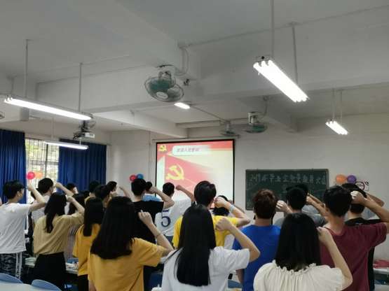 图5：李应东书记带领大家进行宣誓.jpg