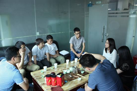 1558604254152051404.jpg 企业负责人与老师们交谈(1).jpg